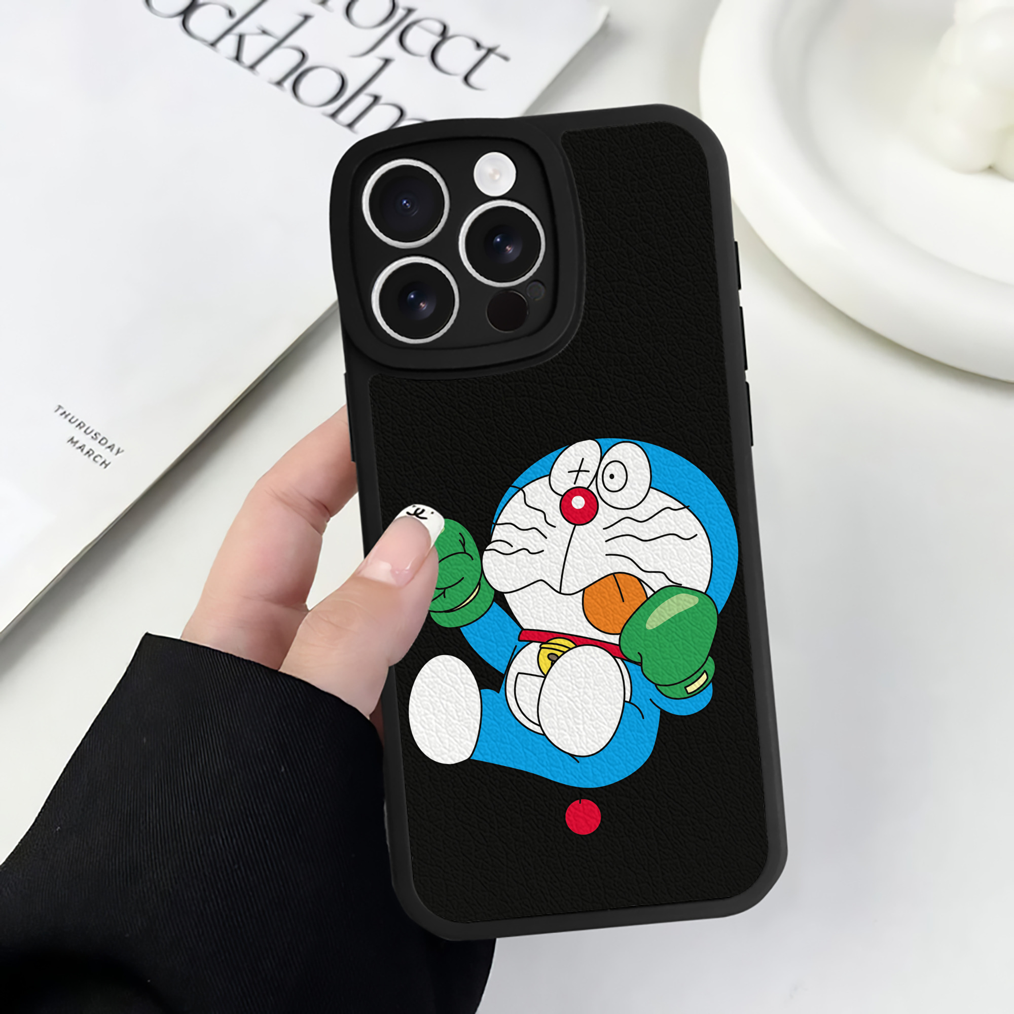 （画像用） ドラえもん Doraemon 【iPhone 16シリーズ対応】シリコンスマホケース（レザー調） 材質：シリコン